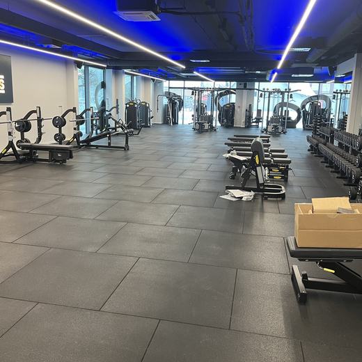 Gumijasta obloga v fitnes centru